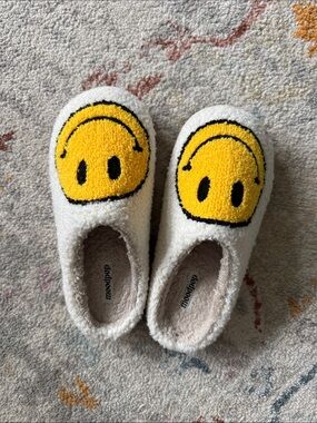 Cozy White Women's Smiley Fuzzy Slippers with Yellow Accent
